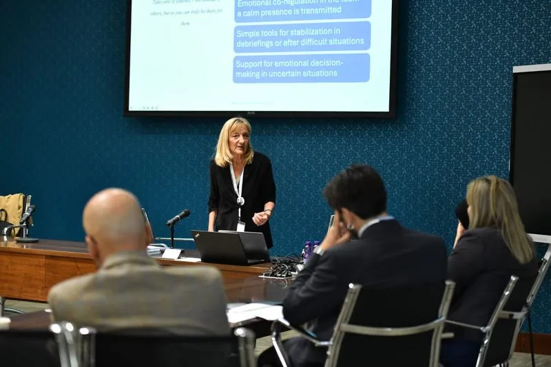 Marta Hegyaljai présentant les techniques HNIM à la Humanitarian Leadership Conference, Doha 2025