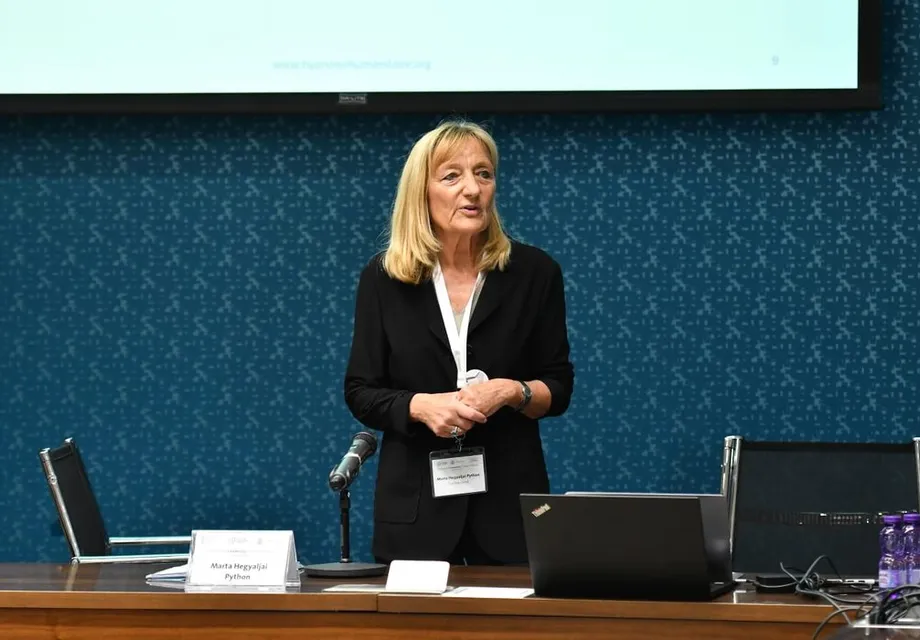 Marta Hegyaljai Python présentant à la Humanitarian Leadership Conference, Doha 2025